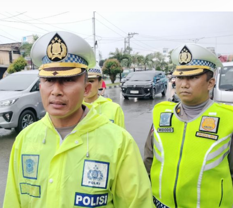 DIRLANTAS POLDA SUMUT MENINDAK SUPIR ANGKOT YANG MANGKAL DI JALAN SM RAJA MEDAN