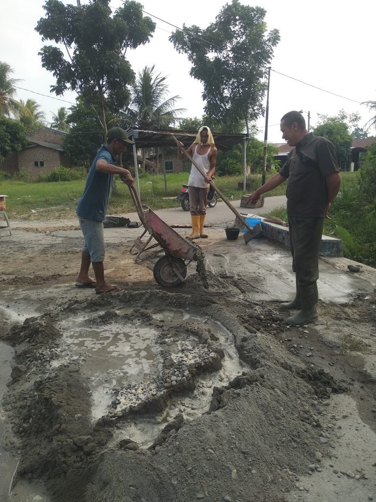 Warga jalan kaliserayu gotong royong memperbaiki jembatan di simpang mangga