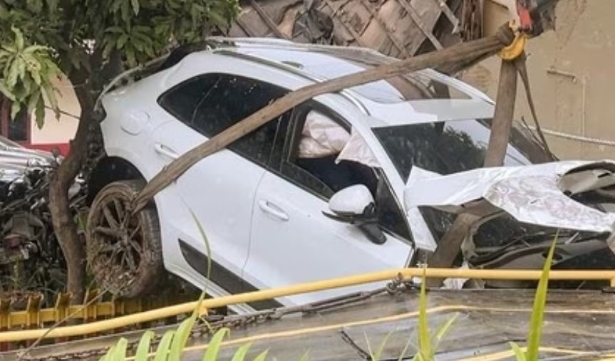 Mobil Sport Porsche Menabrak Tembok Pagar Kantor Satuan SAMAPTA POLRESTABES MEDAN