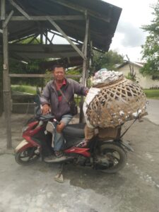 KOMUNITAS PEDAGANG AYAM BAKUL KELILING