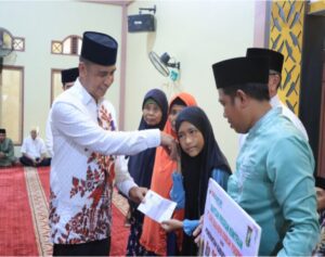 Safari Ramadhan di Masjid Al-Ubudiyah Desa Tanjung Belit, Bupati Kampar Salurkan Bantuan untuk Masyarakat.